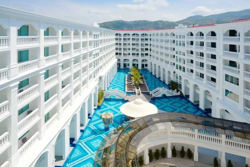 Розкішний інтер'єр готелю Mövenpick Myth Hotel Patong Phuket з білими колонами та елегантними меблями