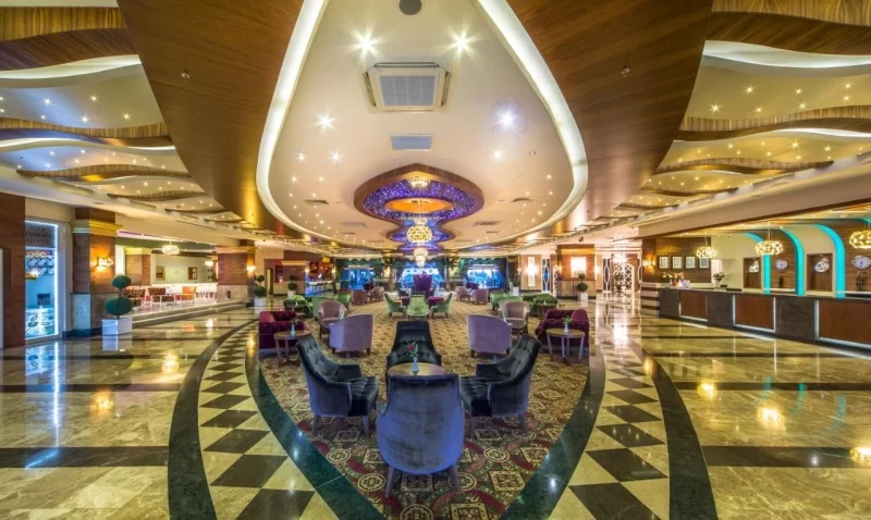 Територія готелю Dizalya Palm Garden 5* з басейном та пальмами