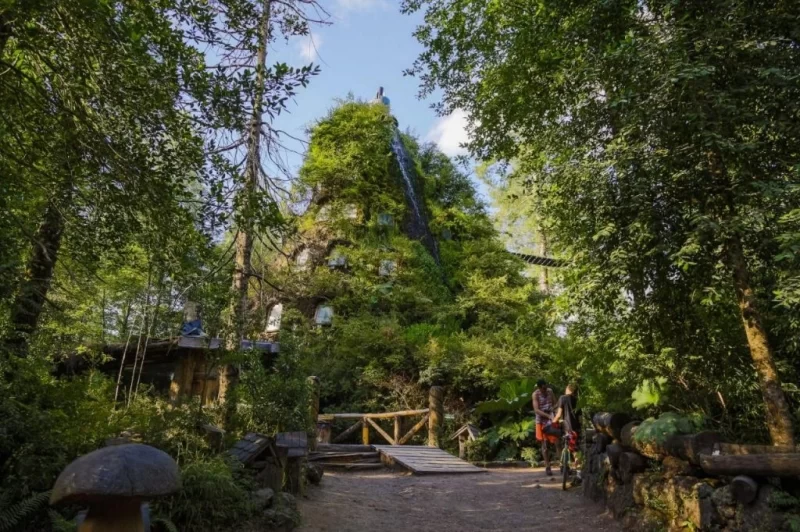 Готель Montaña Mágica Lodge у формі вулкана, вкритого мохом