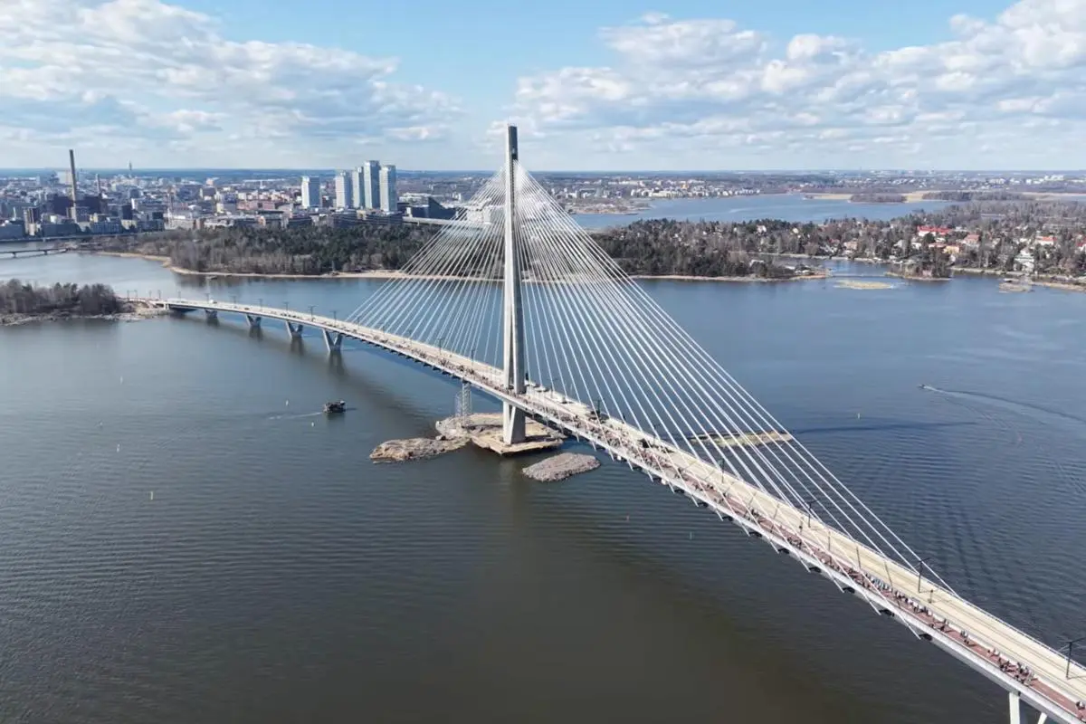 У Фінляндії відкрили один з найдовших пішохідних мостів світу (відео) 1 Гранд тур У Фінляндії відкрили один з найдовших пішохідних мостів світу (відео)