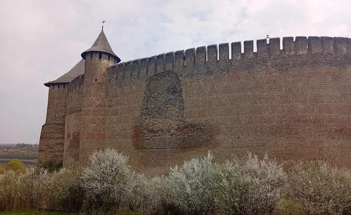 У Хотинській фортеці обвалилася одна зі стін (фото) 2 Гранд тур У Хотинській фортеці обвалилася одна зі стін (фото)