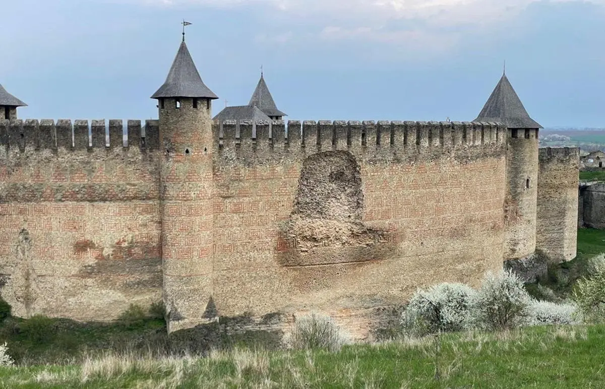 У Хотинській фортеці обвалилася одна зі стін (фото) 1 Гранд тур У Хотинській фортеці обвалилася одна зі стін (фото)