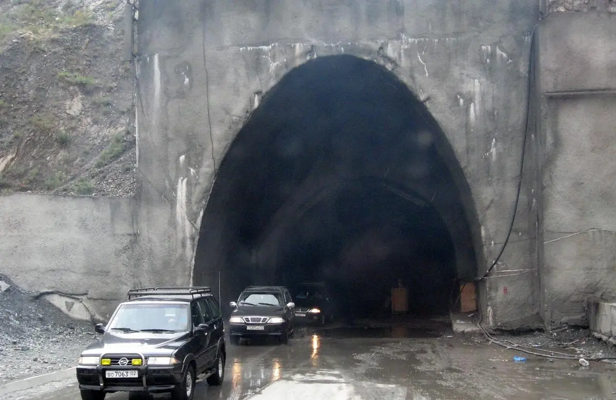 У ньому боляче дихати: в Азії є "тунель смерті", який називають найнебезпечнішим у світі 1 Гранд тур У ньому боляче дихати: в Азії є "тунель смерті", який називають найнебезпечнішим у світі