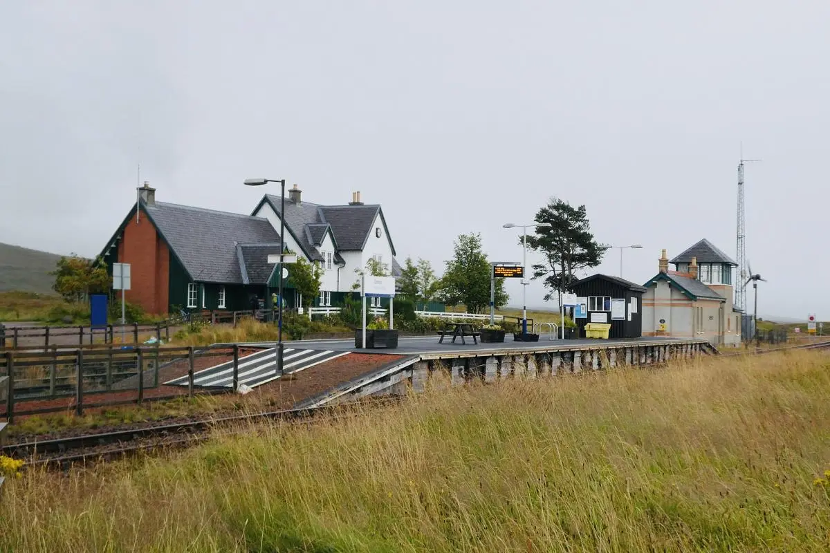У Великій Британії є віддалена залізнична станція, до якої неможливо доїхати на автомобілі 1 Гранд тур У Великій Британії є віддалена залізнична станція, до якої неможливо доїхати на автомобілі