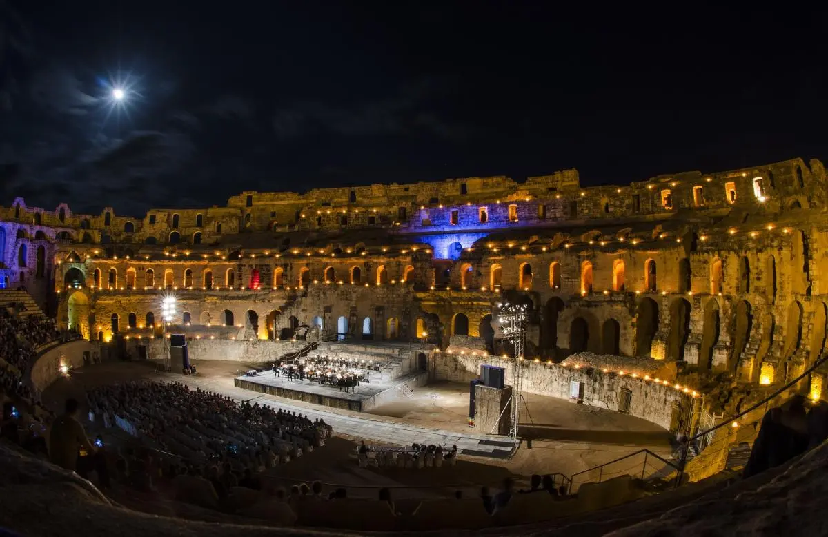 В Африці є величезний амфітеатр, який зачаровує своєю красою: де він знаходиться 1 Гранд тур В Африці є величезний амфітеатр, який зачаровує своєю красою: де він знаходиться