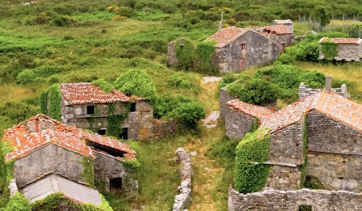 В Іспанії продають закинуте селище за смішною ціною 1 Гранд тур В Іспанії продають закинуте селище за смішною ціною