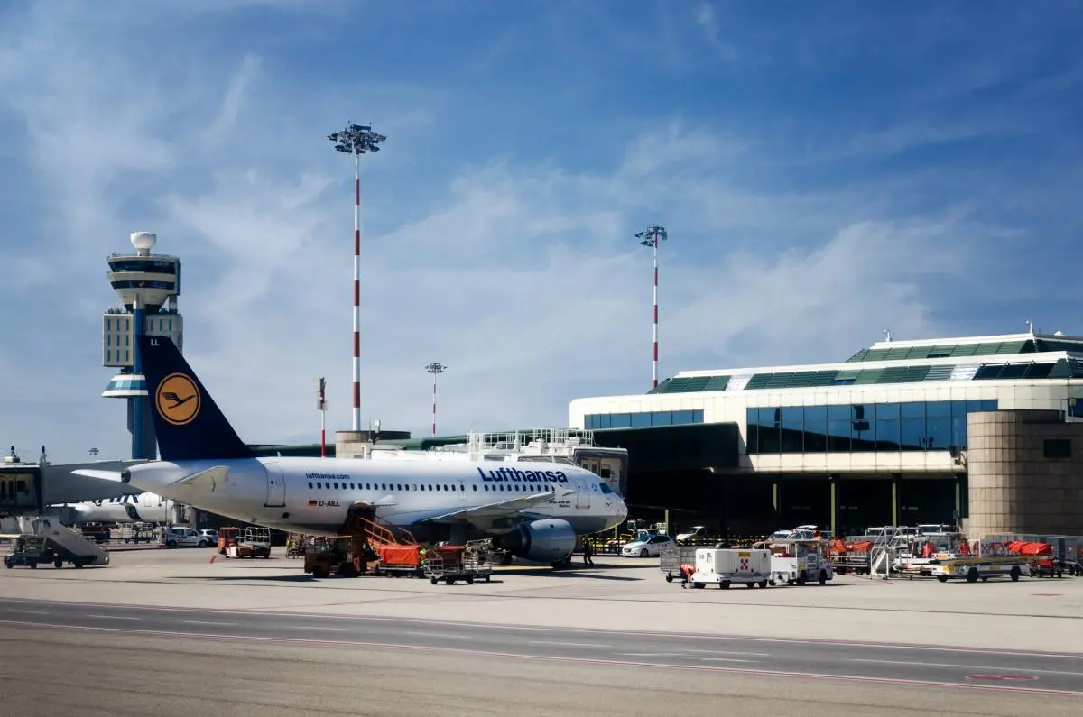 В одному з найбільших аеропортів Італії закінчилося пальне для літаків 1 Гранд тур В одному з найбільших аеропортів Італії закінчилося пальне для літаків