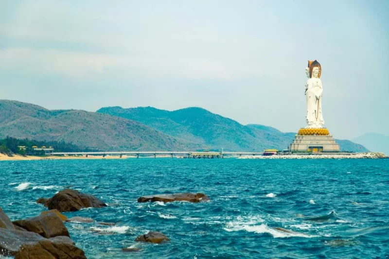 Величезна статуя богині Гуаньінь, що стоїть у морі