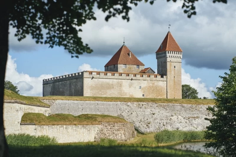 Величний середньовічний замок Курессааре, оточений ровом з водою
