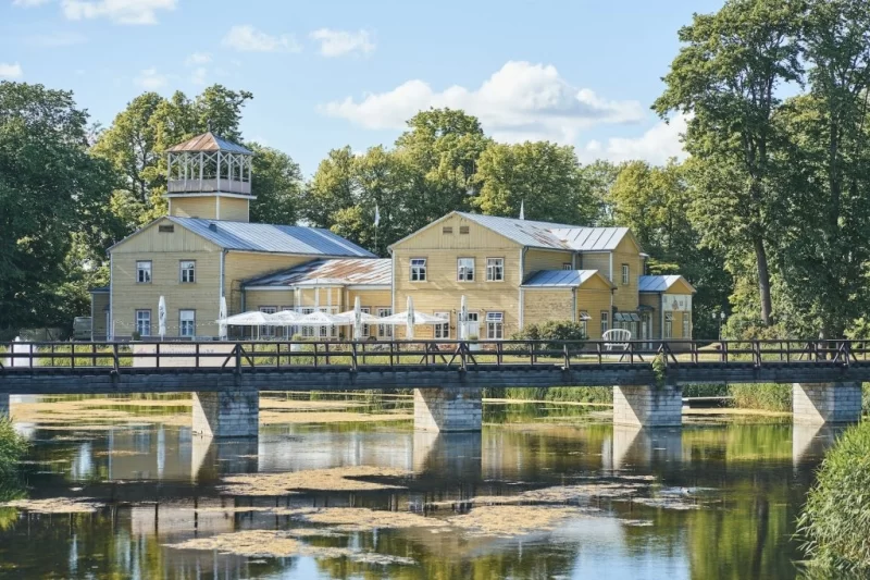 Внутрішній двір замку Курессааре з кам'яними стінами та арками