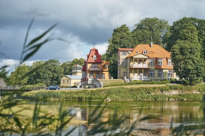 Дерев'яний Курортний зал (Kuursaal) у парку біля замку Курессааре