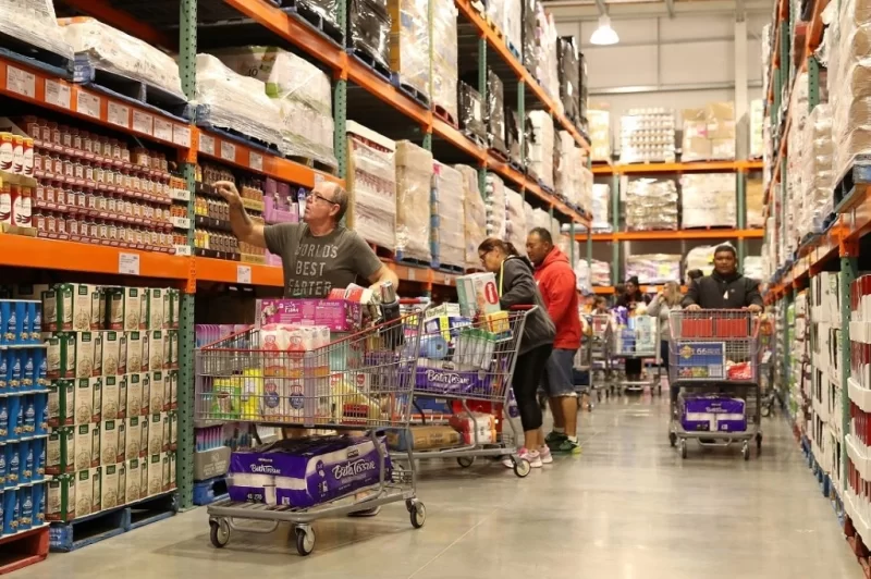 Величезний торговий зал супермаркету Costco