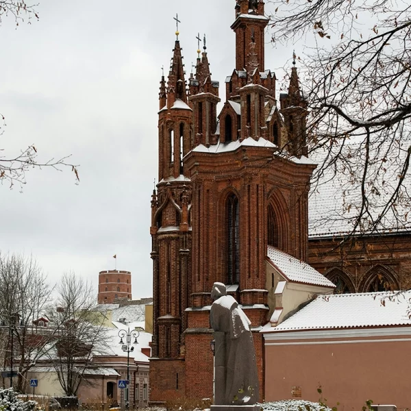 Готичний костел Святої Анни з червоної цегли